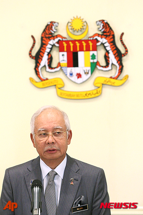 【푸트라자야(말레이시아)=AP/뉴시스】나지브 라자크 말레이시아 총리는 28일 말레이시아 푸트라자야에 위치한 자신의 집무실에서 기자회견을 가졌다. 그는 내각을 개편하고 압둘 가니 파타일 법무장관을 해임했다. 2015.07.28