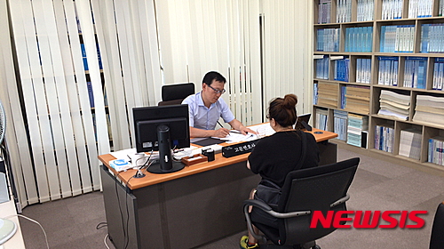 【포항=뉴시스】성민규 기자 = 28일 최구열 시 고문변호사가 시청 무료법률상담실을 찾은 시민과 상담을 하며 법률자문을 해주고 있다. 2015.07.28 (사진=포항시 제공)&nbsp; photo@newsis.com