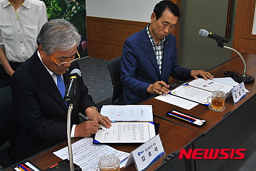 【정읍=뉴시스】김종효 기자 = 28일 오후 전북 정읍시청에서 열린 정읍시와 대일개발㈜, 한국관광공사의 '내장산리조트 관광지 골프장부지 계약체결 및 협약식', 지역출신 사업가인 대일개발 김호석 회장과 김생기 정읍시장이 계약서 및 협약서에 서명하고 있다. 2015.07.28. seun6685@newsis.com