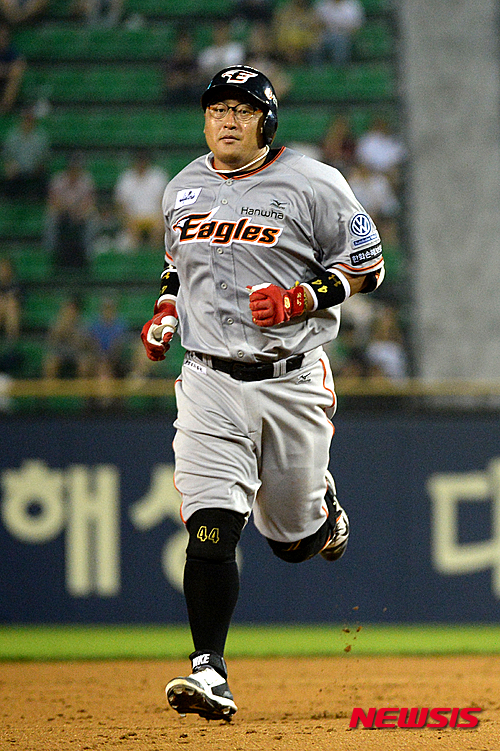 【서울=뉴시스】고범준 기자 = 28일 오후 서울 송파구 잠실야구장에서 열린 2015 KBO 리그 두산 베어스와 한화 이글스의 경기에서 5회초 1사 1루 한화 조인성이 좌익수 뒤 홈런을 치고 그라운드를 돌고 있다. 2015.07.28.&nbsp; bjko@newsis.com