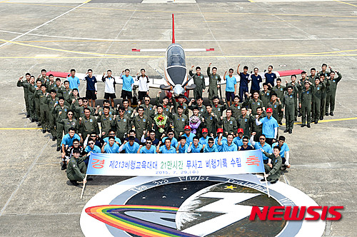 【서울=뉴시스】공군 제3훈련비행단 예하 213비행교육대대가 '21만 시간 무사고 비행' 기록을 달성했다고 29일 전했다.&nbsp; 213대대원과 정비사들이 21만 시간 무사고 비행기록을 달성하고 KT-1 훈련기를 배경으로 기념촬영 하고 있다. 2015.07.29. (사진=공군 제공)&nbsp; photo@newsis.com