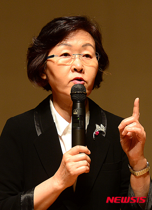 【서울=뉴시스】전진환 기자 = 강남구 학생 학부모를 위한 2016 대입 진로진학설명회가 열린 29일 오후 서울 강남구민회관에서 신연희 강남구청장이 인사말을 하고 있다. 2015.07.29. amin2@newsis.com