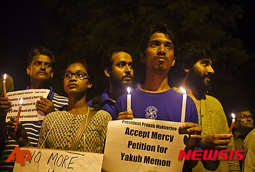 【뉴델리(인도)=AP/뉴시스】지난 29일 인도 뉴델리 의회 근처에서 수십 명의 인도 시민단체 활동가들이 프라납 무케르지 대통령에게 ‘뭄바이 테러범’ 야쿠브 메몬에 대한 사형집행 중지를 요구하며 촛불 시위를 벌였다. 메몬은 30일 사형이 집행됐다. 2015.07.30.