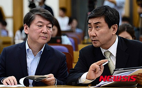 【서울=뉴시스】전신 기자 = 30일 오전 서울 여의도 국회 의원회관에서 열린 국정원 해킹사태 해결을 위한 토론 및 백신프로그램 발표회에서 새정치민주연합 이종걸 원내대표와 안철수 국민정보지키기위원장이 대화를 나누고 있다. 2015.07.30. photo1006@newsis.com