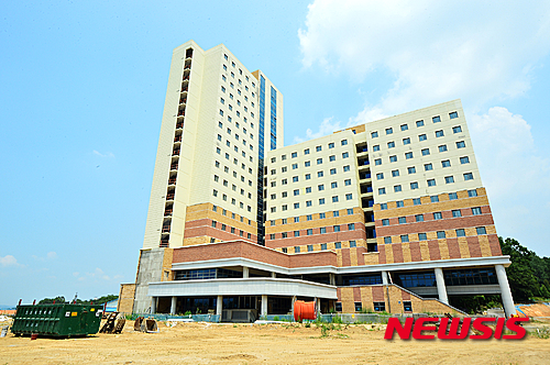 【청주=뉴시스】인진연 기자 = 경남기업 부도로 공사비 10억원을 받지 못한 경기도 해왕건설이 지난 6월 한국교원대 기숙사 건물에 유치권을 행사했으나 최근 대금 지급 문제가 해결되면서 건물 외벽에 나붙은 유치권 현수막도 사라졌다. 2015.07.30&nbsp; inphoto@newsis.com