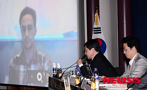 【서울=뉴시스】전신 기자 = 새정치민주연합 이종걸 원내대표가 30일 오전 서울 여의도 국회 의원회관에서 열린 국정원 해킹사태 해결을 위한 토론 및 백신프로그램 발표회에서 캐나다 토론토 대학 연구팀 시티즌랩의 해킹팀 스파이웨어 분석 결과 및 해외 민간인 사찰 사례에 대해 듣고 빌 마크작에게 질문을 하고 있다. 2015.07.30. photo1006@newsis.com