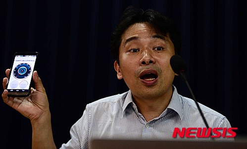 【서울=뉴시스】전신 기자 = 30일 서울 여의도 국회 의원회관에서 열린 국정원 해킹사태 해결을 위한 토론 및 백신프로그램 발표회에서 오픈 백신 개발자가 RCS 작동원리 및 오픈 백신 프로그램 내용을 소개하고 있다. 2015.07.30. photo1006@newsis.com