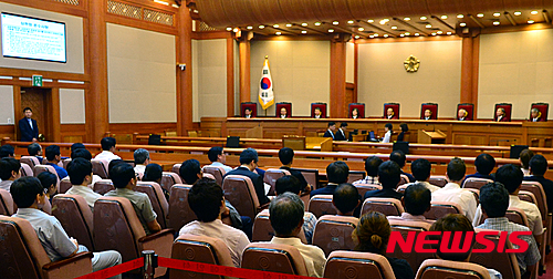 【서울=뉴시스】김동민 기자 = 30일 오후 서울 종로구 헌법재판소 대심판정에서 열린 7월 심판사건 선고에서 박한철 헌법재판소장을 포함한 헌법재판소 재판관 9명이 선고를 준비하고 있다. 2015.07.30. life@newsis.com