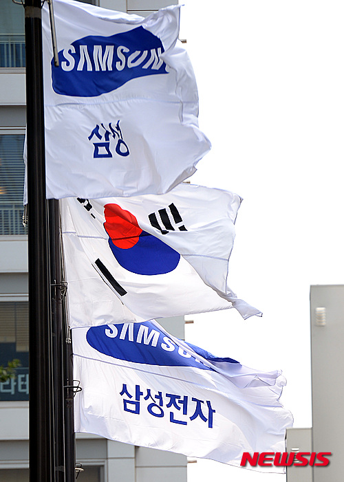 【서울=뉴시스】박영태 기자 = 30일 삼성전자가 공시를 통해 올해 2분기 영업이익이 6조8980억 원을 기록했다고 밝혔다. 영업이익 중 올 2분기 스마트폰 사업을 담당하는 IM(IT모바일) 부문 영업이익이 전 분기(2조7천400억 원)보다 소폭 늘어난 2조7천600억 원을 기록했다고 30일 공시했다. 사진은 이날 오후 서울 서초구 삼성사옥에서 펄럭이는 삼성전자 사기. 2015.07.30. since1999@newsis.com