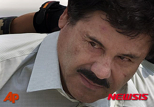 【멕시코시티=AP/뉴시스】멕시코 판사는 미국으로부터 범죄인 인도 요청에 따라 '마약왕' 호아킨 엘 차포 구스만을 구금하기 위한 임시 영장을 발부했다. 사진은 올해 2월22일(현지시간) 멕시코시티에서 수갑을 찬 채로 해군에 의해 헬리콥터로 호송되는 모습. 2015.07.31