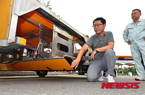 【서울=뉴시스】 배훈식 기자 = 서울시가 전국 최초로 도로함몰 예방을 위한 동공탐사용역에 착수한 가운데 31일 오전 서울 송파구 잠실운동장앞에서 김상목 지케이 엔지니어링 이사가 동공탐사장비에 대해 설명하고 있다. 2015.07.31.&nbsp; dahora83@newsis.com