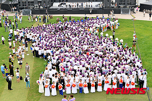【서울=뉴시스】이영환 인턴기자 = 하모니카 전문연주자와 아마추어 애호가 1000여명이 31일 오전 서울 중구 서울광장에서 한반도 지도를 만들고 '우리의 소원은 통일'과 '고향의 봄'을 연주하고 있다. 2015.07.31.&nbsp; 20hwan@newsis.com
