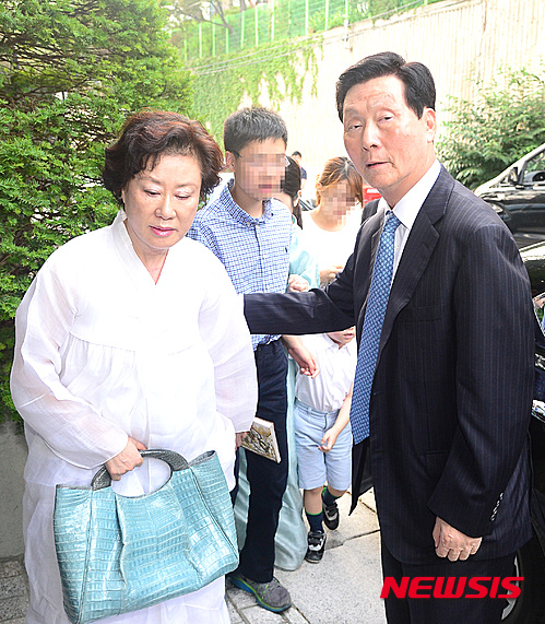 【서울=뉴시스】전진환 기자 = 롯데 신격호 총괄회장 부친의 기일인 31일 오후 서울 성북동 신동주 전 부회장의 자택으로 신 총광회장의 남동생인 신준호 푸르밀 회장이 부인 한일랑씨와 들어가고 있다. 2015.07.31.&nbsp;&nbsp; amin2@newsis.com