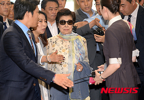 【서울=뉴시스】박영태 기자 = 신격호 롯데그룹 총괄회장의 둘째부인이자 신동주, 신동빈 형제의 어머니인 시게미쓰 하쓰코(重光初子) 여사가 1일 오후 서울 강서구 공항동 김포국제공항을 통해 출국하고 있다. 2015.08.01. since1999@newsis.com