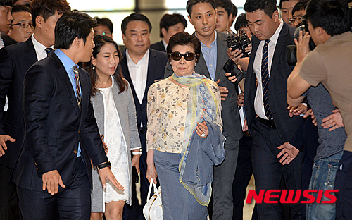 【서울=뉴시스】박영태 기자 = 신격호 롯데그룹 총괄회장의 둘째부인이자 신동주, 신동빈 형제의 어머니인 시게미쓰 하쓰코(重光初子) 여사가 1일 오후 서울 강서구 공항동 김포국제공항을 통해 출국하고 있다. 2015.08.01. since1999@newsis.com