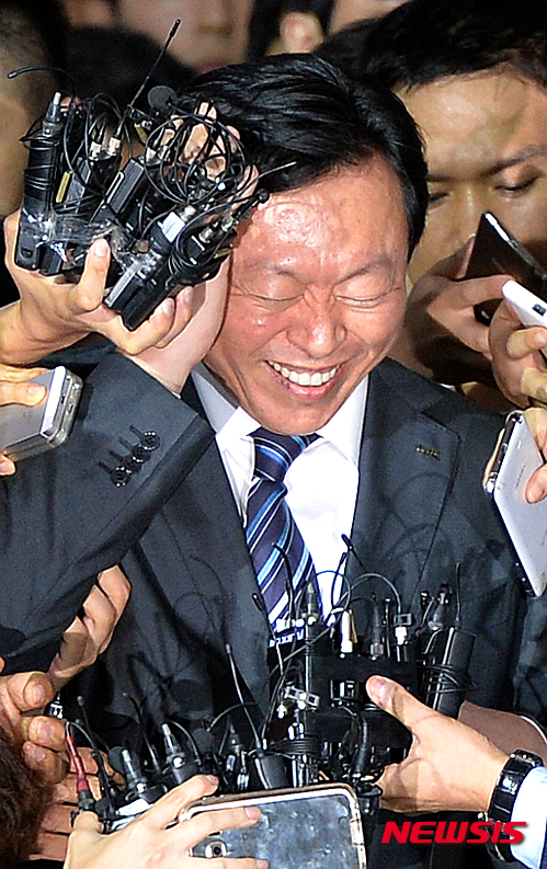 【서울=뉴시스】임태훈 기자 = 롯데그룹 경영권 분쟁의 당사자인 신격호 롯데그룹 총괄회장의 차남 신동빈 롯데그룹 회장이 3일 오후 서울 강서구 방화동 김포국제공항 국제선 입국장에 들어와 취재진의 마이크에 맞고 아파하고 있다. 2015.08.03&nbsp;&nbsp; taehoonlim@newsis.com