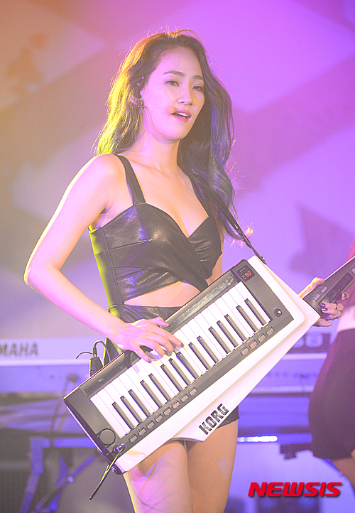 【서울=뉴시스】김동민 기자 = 원더걸스의 쇼케이스가 3일 오후 서울 용산구 현대카드 언더스테이지에서 열린 가운데 멤버 예은이 신곡 ‘I Feel You’을 열창하고 있다.&nbsp; 3년 2개월 만에 3집 앨범 ‘REBOOT’로 컴백한 4인조 밴드 원더걸스의 타이틀 곡 ‘I Feel You’는 박진영 작곡의 freestyle 장르곡이다. 2015.08.02. life@newsis.com