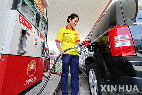 【스자좡(중 허베이성)=신화/뉴시스】﻿﻿﻿﻿﻿﻿이란 전쟁 여파로 국제 유가 상승세가 이어지는 가운데, 중국 정부가 다시 한번 자국 유가 조정에 개입했다. 중국 허베이(河北)성 스자좡(石家莊)의 한 주유소에서 직원을 주유하는 모습. 2026.04.07