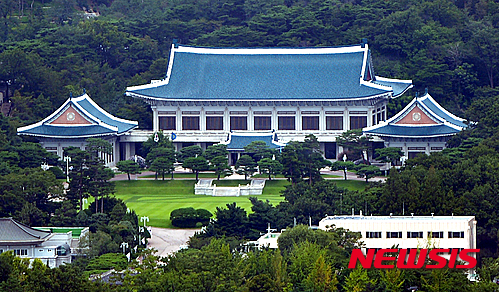 【서울=뉴시스】임태훈 기자 = 박근혜 대통령이 후반기 국정운영 구상을 밝히는 대국민담화를 하루 앞둔 5일 오후 서울 종로구 한 건물에서 청와대가 보이고 있다. 2015.08.05.&nbsp; taehoonlim@newsis.com