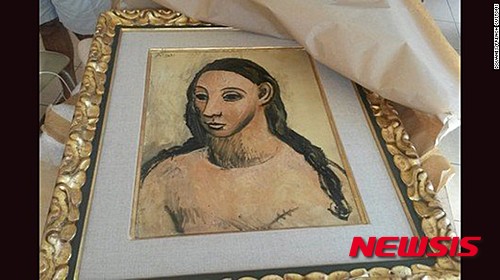 【서울=뉴시스】스페인 화가 파블로 피카소가 1906년에 그린 ‘젊은 여인의 초상’. 프랑스 세관 당국은 스페인이 국외 유출을 금지한 이 작품을 코르시카섬에 정박한 배에서 압수했다. (사진출처=CNN 인터넷판) 2015.08.05.