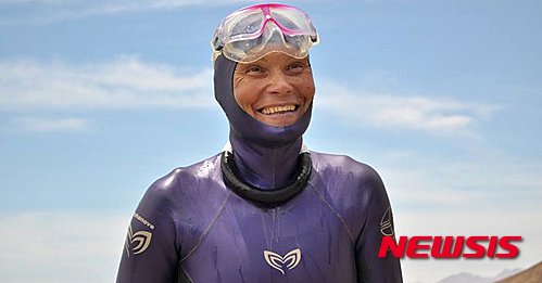 【서울=뉴시스】프리다이빙계의 여왕으로 군림하던 나탈리아 몰차노바(53)가 2일(현지시간) 지중해의 포르멘테라 섬 해안에서 잠수를 하러 바다에 들어간 뒤 4일 밤까지 나오지 않고 있는 것으로 전해졌다. 함께 다이빙에 나섰던 동료 3명의 구조 요청으로 해양경비대와 항공기가 투입돼 수색을 하고 500ｍ 해저까지 탐지 가능한 잠수로봇도 동원됐지만 소득이 없었다. 2015.08.05 (출처: CNN 홈페이지)