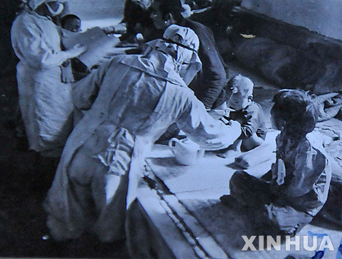 【베이징=신화/뉴시스】 일본군이 중일전쟁 당시 정신질환을 앓던 자국 군인들을 말라리아에 고의로 감염시키는 생체실험을 벌였다는 연구 결과가 나왔다. 일본군이 1940년 11월 중국 지린성 눙안에서 생체실험을 자행하는 모습. 2026.08.18