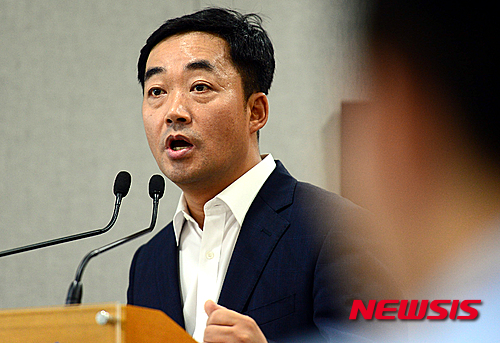 【서울=뉴시스】조성봉 기자 = 김학진 서울시 물순환기획관이 6일 오전 서울 중구 서울시청 브리핑실에서 석촌호수 수위저하 원인조사 결과를 발표하고 있다.&nbsp; 서울시가 한국농어촌공사에 의뢰한 석촌호수 수위저하 원인조사 결과 제2롯데월드, 지하철9호선, 주변 대형신축건물 8곳의 공사 영향을 복합적으로 받은 것으로 분석됐다. 2015.08.06. suncho21@newsis.com