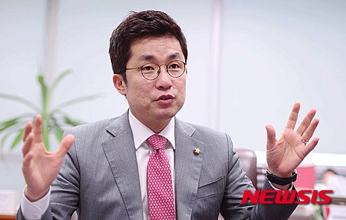 【서울=뉴시스】전신 기자 = 새누리당 김상민 의원이 6일 오전 서울 여의도 국회 의원회관 집무실에서 인터뷰를 하고 있다. 2015.08.06.&nbsp; photo1006@newsis.com