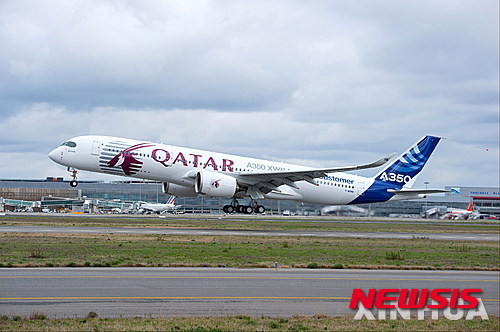 【툴루즈(프랑스)=신화/뉴시스】지난 2014년 2월 에어버스의 항공기 A350 XWB 시제기 MSN4가 프랑스 미디피레네주 툴루즈에 있는 한 공항에서 이륙하고 있다. 5일(현지시간) 미국 CNN은 에어버스가 음속보다 4배나 빠른 마하 4 이상의 초음속 여객기