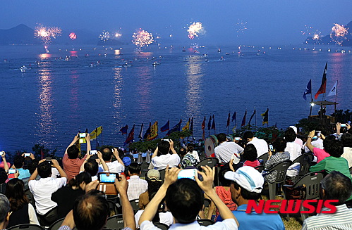 【통영=뉴시스】신정철 기자 = 한산대첩 승전 423주년을 기념하고 충무공 이순신 장군의 호국정신을 계승·선양하는 제54회 통영한산대첩축제가 오는 12일부터 16일까지 5일간 경남 통영시 일원에서 펼쳐진다.사진은 지난해 한산도 앞바다 한산대첩지에서 펼쳐진 한산해전 재현의 모습이다.2015.08.06.(사진=통영시 제공)&nbsp; photo@newsis.com