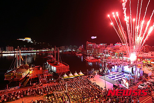 【통영=뉴시스】신정철 기자 = 한산대첩 승전 423주년을 기념하고 충무공 이순신 장군의 호국정신을 계승·선양하는 제54회 통영한산대첩축제가 오는 12일부터 16일까지 5일간 경남 통영시 일원에서 펼쳐진다. 사진은 지난해 축제당시 주행사장인 강구안 문화마당의 모습이다.2015.08.06.(사진=통영시 제공)&nbsp; photo@newsis.com