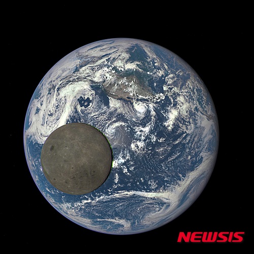 【서울=뉴시스】지난달 16일 미 항공우주국(NASA)이 달 뒷모습 촬영에 성공했다. 6일(현지시간) CNN 보도에 따르면, NASA는 지구로부터 160만㎞ 떨어진 곳에 위치하는 심우주 기후관측위성(DSCOVR)에 장착된 카메라로 달이 지구 앞을 지날 때 촬영에 성공했다. 사진 속 지구는 푸른빛을 띄며 달보다 훨씬 밝은 것을 알 수 있다. <사진 출처 : 나사> 2015.08.07.