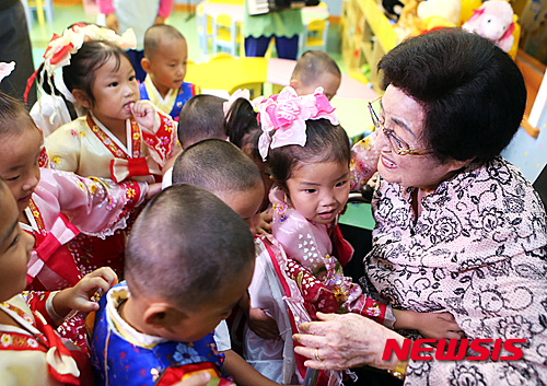 【서울=뉴시스】전진환 기자 = 故 김대중 대통령의 부인 이희호(김대중평화센터 이사장) 여사가 지난 6일 평양의 한 육아원을 방문, 어린이들을 안아주고 있다. 2015.08.08. (사진=김대중평화센터 제공) photo@newsis.com