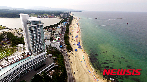 강릉 경포호(왼쪽)와 경포해변, 씨마크 호텔.