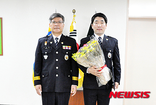 【울산=뉴시스】안정섭 기자 = 지난 8일 울산 동부경찰서 서장실에서 정규임용이 되지 않은 시보기간 순경에서 경장으로 특별승진이 결정된 정현일(33)경장에 대한 임용식이 열린 가운데 박태길 서장과 정현일 경장(오른쪽)이 기념촬영을 하고 있다. 2015.08.10. (사진=울산 동부경찰서 제공) yohan@newsis.com