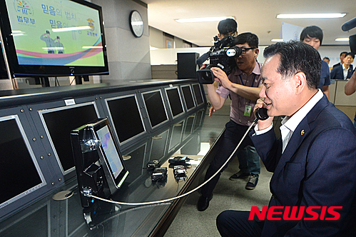 【과천=뉴시스】김동민 기자 = 김현웅 법무부 장관이 10일 오전 경기 과천시 정부과천청사 법무부 교화방송센터에서 서울남부교도소 수형자 및 서울소년원 학생과 스마트폰을 통한 영상접견 시연행사를 가지고 있다.&nbsp; 김 장관이 시연한 스마트접견은 OECD의 주요 회원국에서도 아직 도입하지 않은 혁신적인 접견방식으로 스마트폰 애플리케이션을 이용해 수용자 가족의 스마트폰과 영상통화 기능이 있는 교정기관 내 영상 공중전화로 통화하는 방식이며 31일부터 전국 15개 교도소와 11개 소년원에서 실시한다. 2015.08.10. life@newsis.com