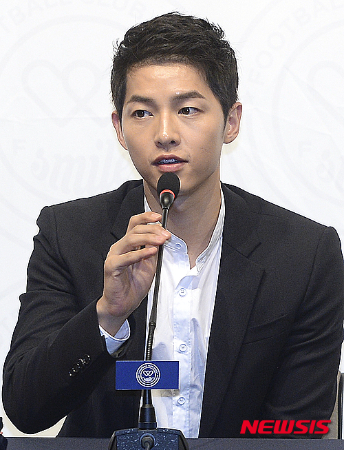 【서울=뉴시스】최진석 기자 = 배우 송중기가 10일 오전 서울 용산 백범김구기념관 컨벤션홀에서 열린 ‘2015 FC SMILE 창단식’에 참석해 인사말을 하고 있다.&nbsp; ‘FC SMILE’은 국내외 유명스타와 스포츠스타, 일반 시민을 포함하여 총 20명 내외로 구성된 국내 최초 나눔 축구 클럽으로 2016년 1월 중국, 6월 대한민국에서 FC SMILE이 참가하는 아시안 스마일컵을 개최, 수익금은 안면기형 및 신체장애 어린이들을 위해 기부할 예정이다. 2015.08.10.&nbsp; myjs@newsis.com