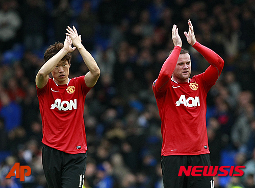 【리버풀=AP/뉴시스】맨체스터 유나이티드는 9일(한국시간) 공식 홈페이지를 통해 "박지성이 10년 전 그의 맨유 데뷔전을 회상했다"며 박지성과의 인터뷰를 게재했다. 사진은 지난 2011년 10월30일 영국 구디슨 파크에서 열린 맨유와 에버턴의 2011~2012 잉글랜드 프로축구 프리미어리그 10라운드 경기에서 박지성(34·은퇴)과 웨인 루니(30·맨유)가 1-0 승리를 축하하는 모습. (자료=뉴시스DB). 2015.08.10.