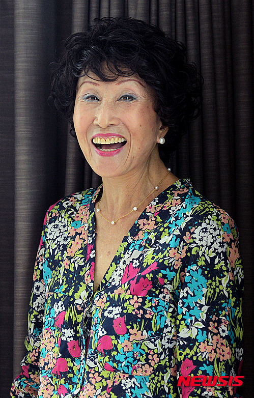 【서울=뉴시스】임태훈 기자 = 50년대부터 활약했던 한국 최초의 걸그룹 '김시스터즈의 김민자씨가 11일 오후 서울 용산구 동자동 포포인트 바이쉐라톤 남산에서 뉴시스와의 인터뷰에 앞서 포즈를 취하고 있다. 김시스터즈의 아야기를 담은 영화 '다방의 푸른 꿈'이 제11회 제천국제음악영화제 개막작으로 선정되어 한국을 찾은 김민자씨는 1950년대 미8군과 극장 무대에서 활동 했으며, 이후 미국에 진출해 '찰리 브라운'으로 빌보드 차트에도 오른 바 있다. 2015.08.11. taehoonlim@newsis.com