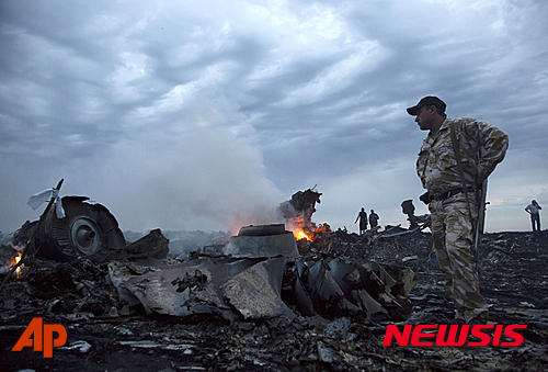 [헤이그=AP/뉴시스]2014년 7월17일 우크라이나 사람들이 동부 그라보포 인근에서 추락한 말레이시아항공 소속 여객기 MH17편의 잔해 사이를 걷고 있다. 유럽인권재판소(ECHR)는 9일 러시아가 우크라이나 분쟁 당시 국제법을 위반했다고 처음으로 판결하면서, 러시아가 우크라이나에서 저지른 인권 유린에 책임이 있으며, 298명의 목숨을 앗아간 2014년 말레이시아 항공 MH17편 추락의 배후는 러시아라고 판결했다. 2025.07.09.