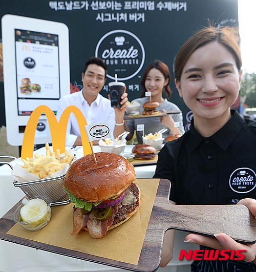 【서울=뉴시스】김진아 기자 = 맥도날드가 12일 오전 서울 서대문구 맥도날드 신촌점에서 신개념 플랫폼인 ‘시그니처 버거(Signature Burger)’ 출범을 알리고 있다.&nbsp; 맥도날드는 오는 14일 기존의 전통 스타일에서 벗어나 진보적인 패러다임으로 전환한 신개념 플랫폼인 ‘시그니처 버거(Signature Burger)’를 선보인다. ‘시그니처 버거’는 디지털 키오스크를 통한 주문 방식과 테이블 서빙, 20가지가 넘는 프리미엄 식재료 중 원하는 재료를 직접 선택해 즐길 수 있다. 2015.08.12.&nbsp; bluesoda@newsis.com