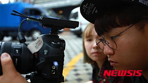 【부산=뉴시스】허상천 기자 = 부산시는 ‘광복 70주년 기념 대학생 영화제 - Again 1945! 대한민국 그리고 부산’을 열고 대학생들이 제작한 다큐멘터리와 극영화 등 총 7작품을 오는 14일 오후 7시 영화의 전당 소극장에서 무료로 상영한다고 12일 밝혔다. 자품 중 유일한 극영화로 제작된 ‘타다 만 필름’(영산대 게임영상학부 장민호 등)은 1940년대 초 조선영화령 공포 이후 억압적 시대상황 속에서 원하지 않는 창작활동을 해야 했던 한 영화인의 고뇌와 좌절을 그렸다. 2015.08.12. (사진 = 부산시 제공) photo@newsis.com