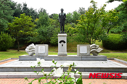 【수원=뉴시스】이정선 기자= 경기 수원 올림픽공원에 세워져 있는 일제강점기 대표적인 친일파인 홍난파의 동상 앞에 걸맞지 않게 나라꽃 무궁화가 피어있다. 2015.08.12&nbsp; ppljs@newsis.com