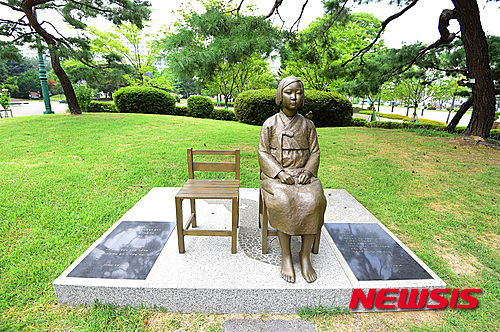 【수원=뉴시스】이정선 기자= 12일 광복절에 세워질 예정인 독립운동가 필동 임면수 선생의 동상 위치인 경기 수원 올림픽공원 중앙 좌측에서 20여 m 떨어진 곳에 일제강점기 위안부 소녀들을 기리는 '평화의 소녀상'이 세워져 있다. 2015.08.12&nbsp; ppljs@newsis.com