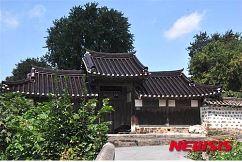 【고창=뉴시스】김종효 기자 = 12일 전북 고창향토문화연구회는 1840년 추사 김정희 선생(1786~1856)의 제주도 귀향길 중 고창 부안면 하오산마을과 아산면 반암마을 지나며 썼던 주련(柱聯·기둥이나 벽에 쓴 글) 등이 대거 발견됐다고 밝혔다.&nbsp; 추사 김정희 선생의 주련 11점이 남아 있는 고창군 아산면 반암마을의 인촌 김성수 집안 제실이다. 2015.08.12. (사진 = 고창향토문화연구회 제공)&nbsp; photo@newsis.com