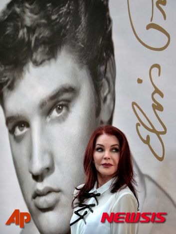 【멤피스=AP/뉴시스】'로큰롤의 황제’ 엘비스 프레슬리의 전 부인인 프리실라 프레슬리가 지난 2015년 8월 12일 테네시주(州) 멤피스 시내의 엘비스 프레슬 리가 살았던 고풍스러운 저택 그레이스랜드 밖에서 열린 엘비스 프레슬리 우표 공개 행사에 참석해 사람들을 보고 있다. 2025.09.24.