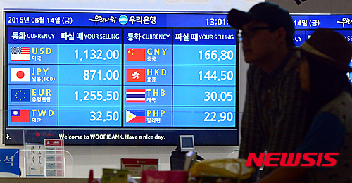 【인천공항=뉴시스】조성봉 기자 = 중국 위안화 가치가 사흘 연속 하락 후 0.05% 상승한 14일 오후 인천국제공항의 환전소 앞을 관광객들이 지나가고 있다. 위안화 가치가 3일 연속 하락 후 4일 만에 상승함으로써 위안화가 단기적으로는 안정국면에 든 것으로 보인다. 2015.08.14. suncho21@newsis.com