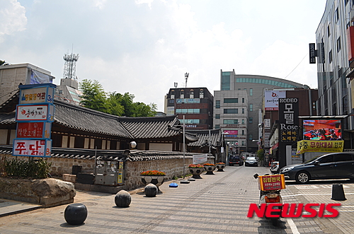 【수원=뉴시스】이승호 기자 = 모텔과 마주보고 있는 옛 서이면사무소.2015.08.14. jayoo2000@newsis.com