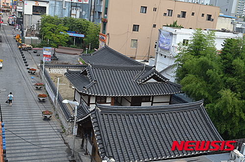 【수원=뉴시스】이승호 기자 = 안양1번가 상업지역에 둘러싸인 옛 서이면사무소.2015.08.14. jayoo2000@newsis.com