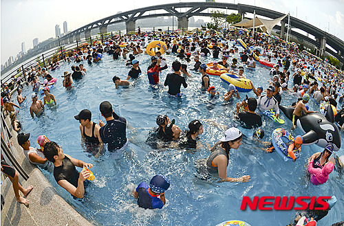 【서울=뉴시스】최진석 기자 = 광복 70주년 기념 임시 공휴일이자 광복절 연휴가 시작된 14일 오후 서울 광진구 자양동 뚝섬 수영장에서 시민들이 물놀이를 하고 있다.&nbsp; 이날 하루 동안 민자 도로를 포함한 전국 모든 고속도로의 통행료 면제와 철도공사의 만 28세 이하 대상 무제한 철도이용 상품인 '내일로'를 오는 8~31일까지 24일간 50% 할인 판매, 경복궁과 창덕궁 창경궁 덕수궁 등 4대 고궁과 종묘·조선왕릉 등 15개 기관, 41개 국립자연휴양림, 국립현대미술관도 14~16일까지 무료로 개방한다. 2015.08.14.&nbsp; myjs@newsis.com